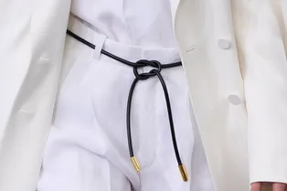 Шнурок — самый модный аксессуар этого лета: вот, как его носить