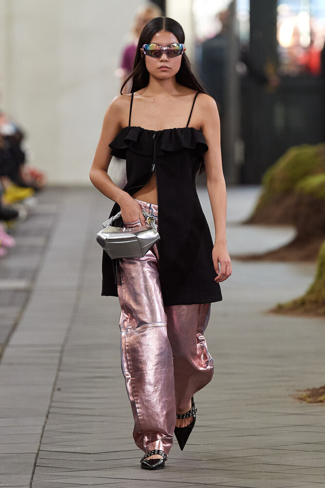 Как уличная мода демонстрирует актуальные модные тренды. Неделя моды весна-лето 2024 в Париже.
