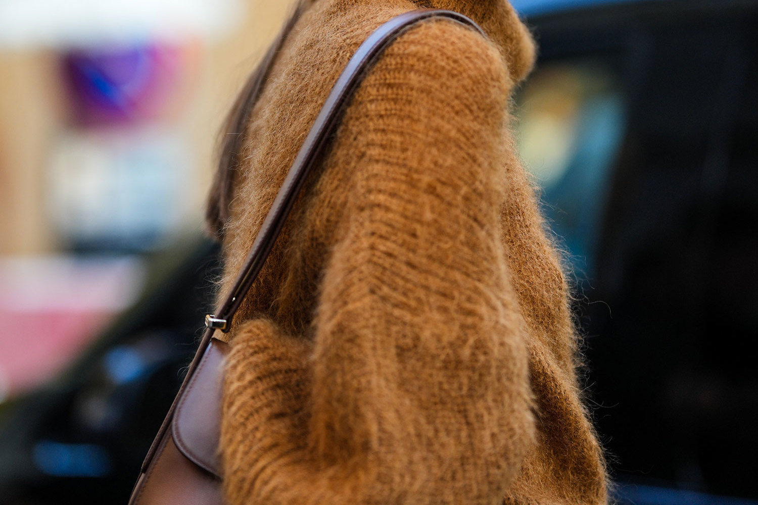 С чем носить коричневый свитер: варианты сочетания с другими элементами одежды