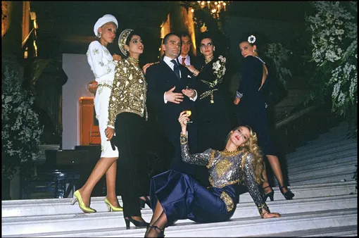 Карл Лагерфельд с моделями на показе Chanel осень-зима 1984