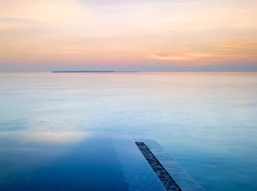 Бассейн в отеле Velaa Private Island, Мальдивы