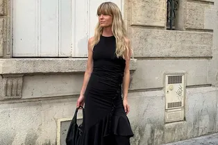 Одеваться со вкусом легко: как стилизовать базовое черное платье летом