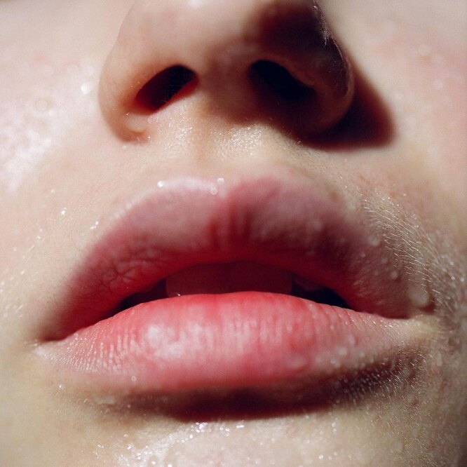 Как добиться естественного объема губ?