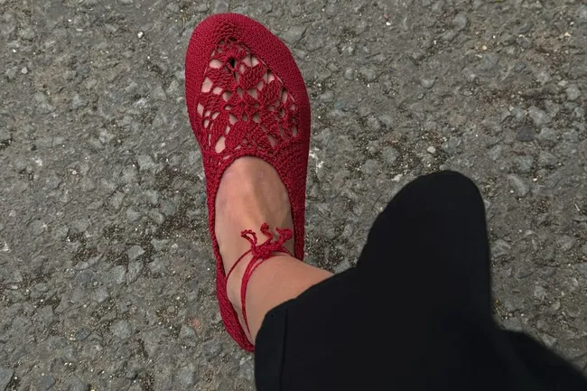 Плетеная обувь — маст-хэв жаркого июля 
