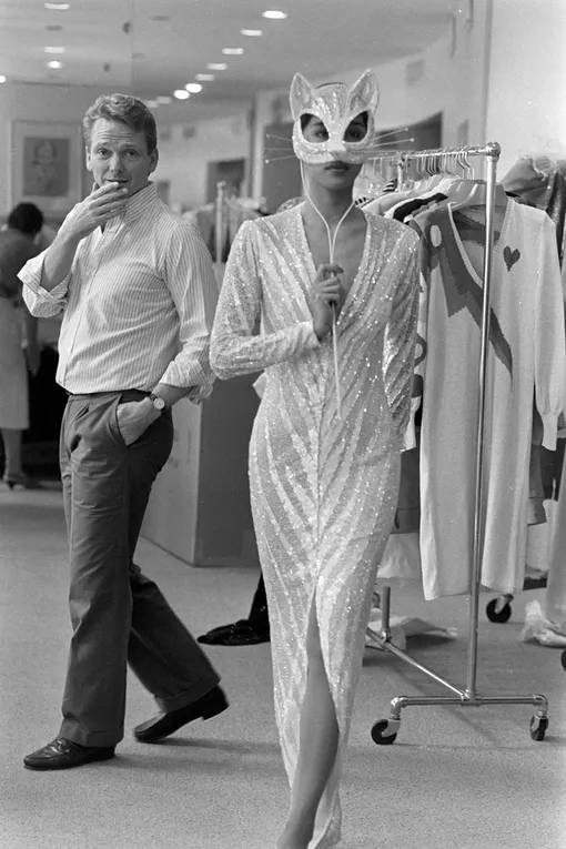 Боб Маки с моделью во время примерки коллекции, 1984 год