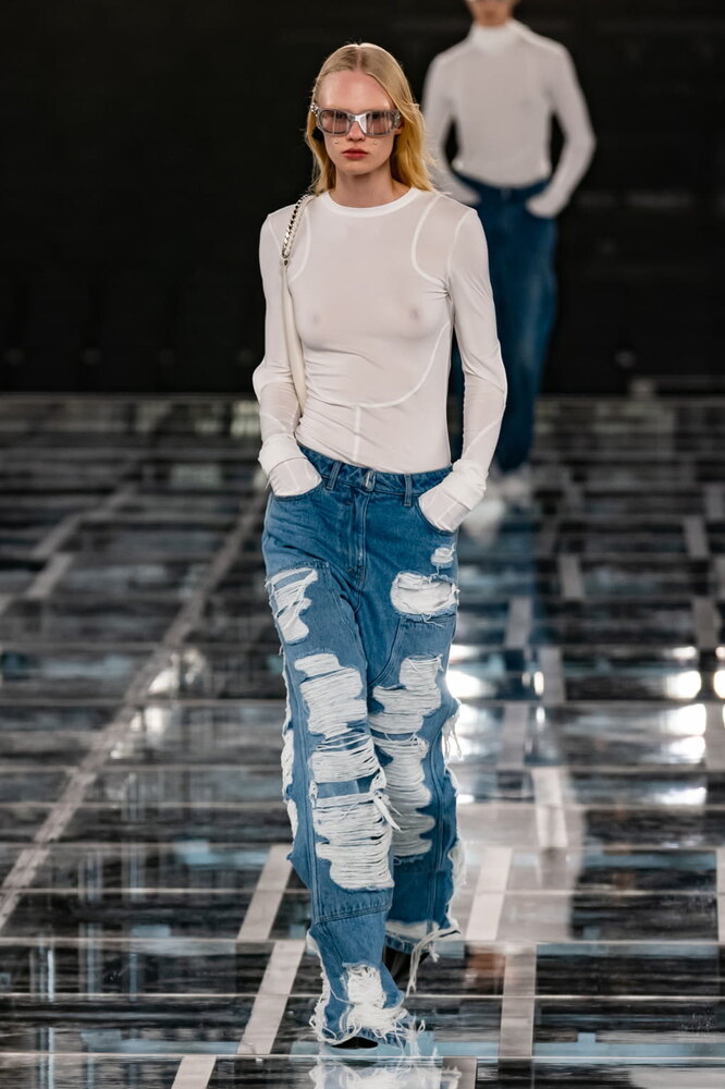 Заплатки не нужны: как сделать женские рваные джинсы