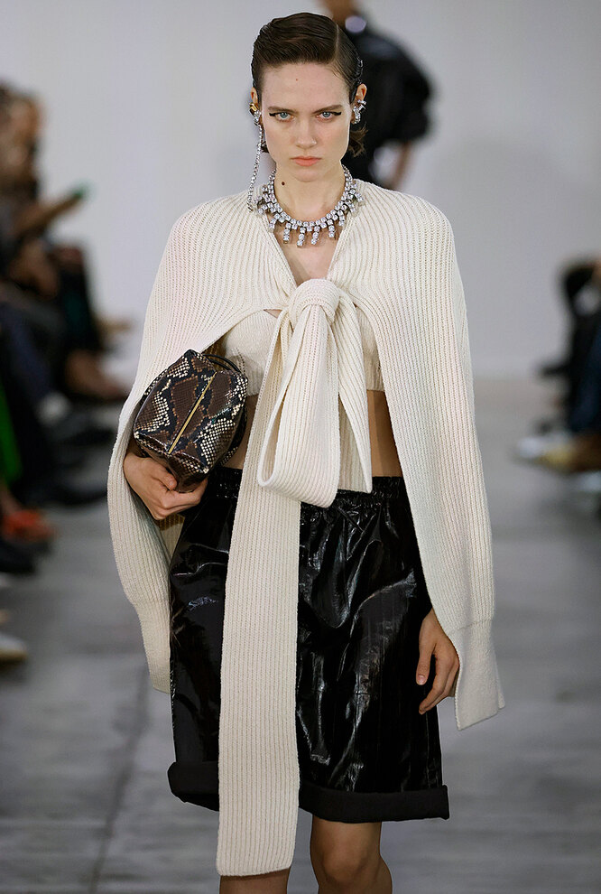Геометрия в украшениях и удобные карманы: Джиджи Хадид вышла на подиум в образе от Chanel (фото)