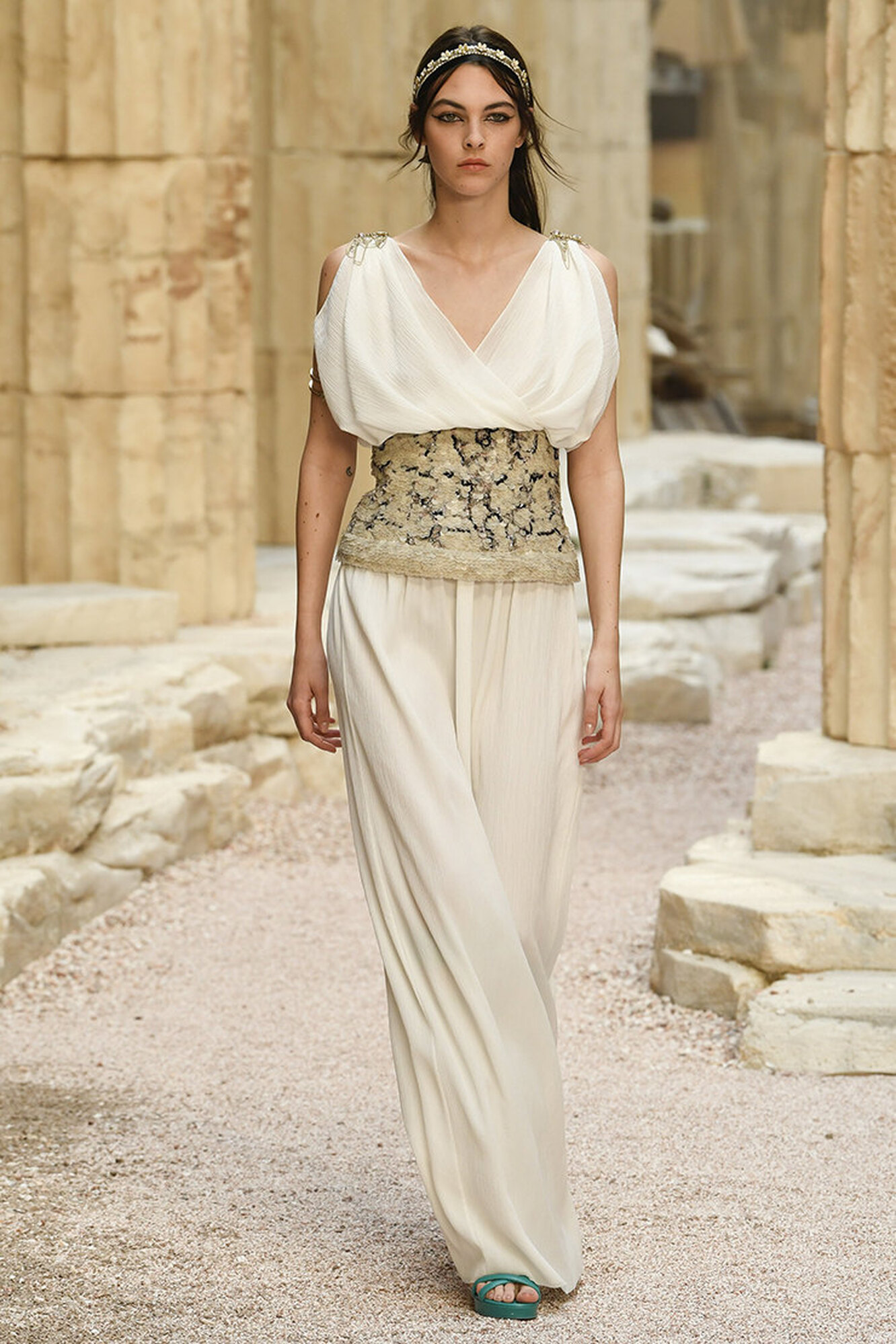 Женщина в греческой одежде