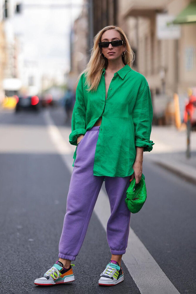 С чем носить зеленые брюки — актуальные образы
