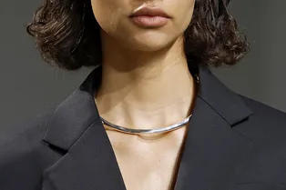 Ожерелье-обруч — тренд, который сделает любой образ «дорогим»
