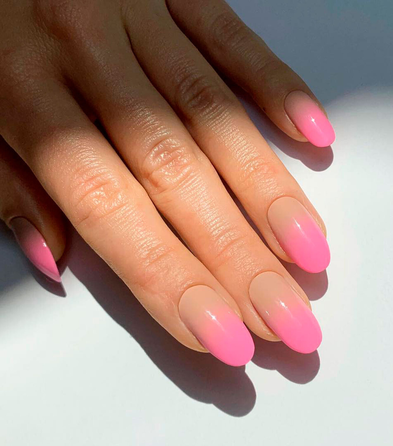 Яркий розовый френч на миндалевидных ногтях