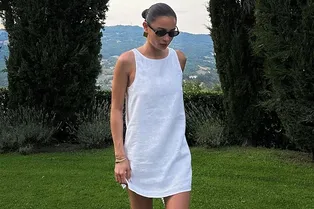 Белое льняное платье — наше спасение в жаркую погоду. 7 лучших вариантов